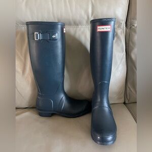 Navy Hunter tall rainboots, size 7
